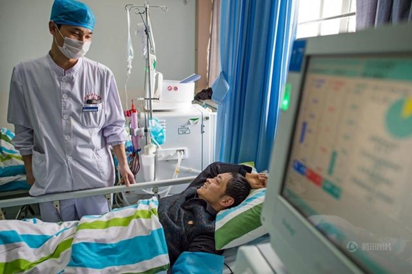 อาจารย์มหาวิทยาลัยป่วยยืนไม่ไหว ยอมนั่งคุกเข่าสอนศิษย์ 