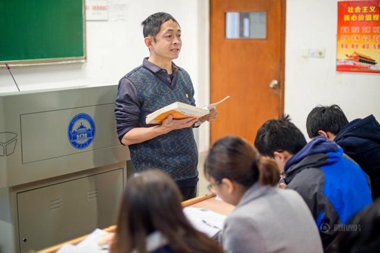 อาจารย์มหาวิทยาลัยป่วยยืนไม่ไหว ยอมนั่งคุกเข่าสอนศิษย์ 