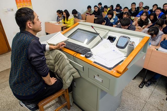 อาจารย์มหาวิทยาลัยป่วยยืนไม่ไหว ยอมนั่งคุกเข่าสอนศิษย์ 