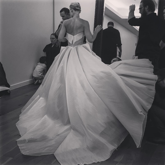 แคลร์ เดนส์ เดรสเรืองแสง