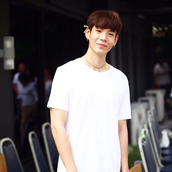 ดาราชุดนักศึกษา