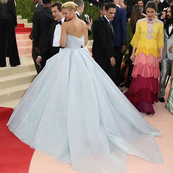 แคลร์ เดนส์ เดรสเรืองแสง