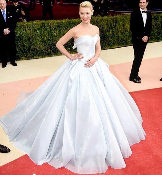 แคลร์ เดนส์ เดรสเรืองแสง