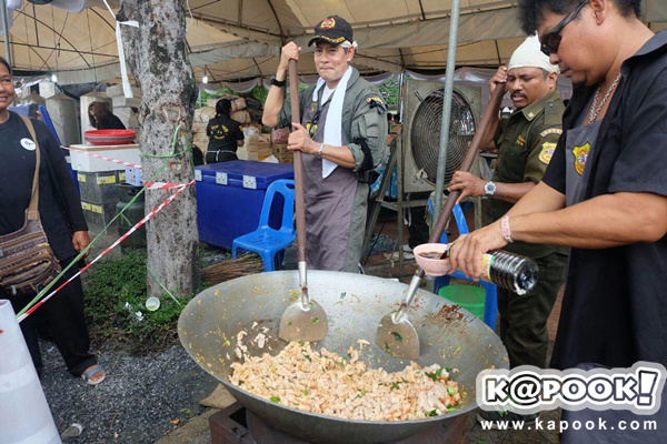 เนย โชติกา ทำขนมเบื้องแจกประชาชน-ดาราจิตอาสา ร่วมทำดีถวายพ่อหลวง ร.9