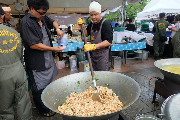 เนย โชติกา ทำขนมเบื้องแจกประชาชน-ดาราจิตอาสา ร่วมทำดีถวายพ่อหลวง ร.9