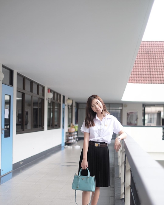 ดาราชุดนักศึกษา