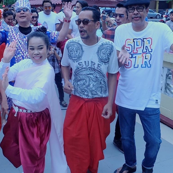 งานบวชลูกชายโหน่ง ชะชะช่า