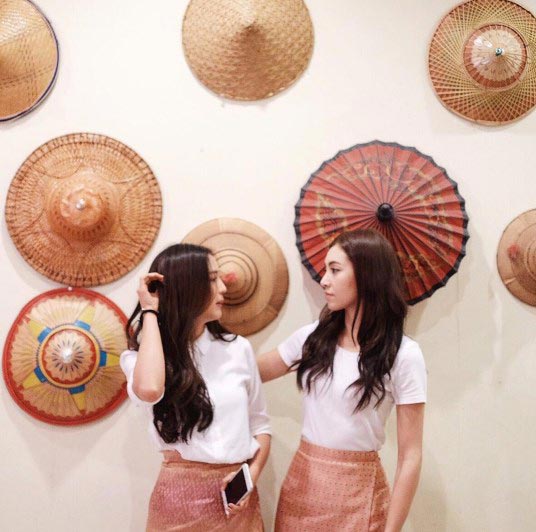 ดาราใส่ผ้าซิ่น