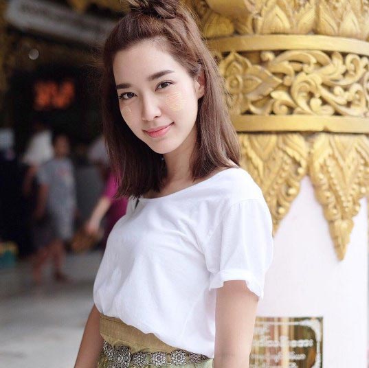 ดาราใส่ผ้าซิ่น