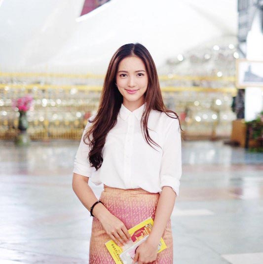 ดาราใส่ผ้าซิ่น