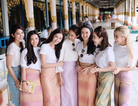 ดาราใส่ผ้าซิ่น