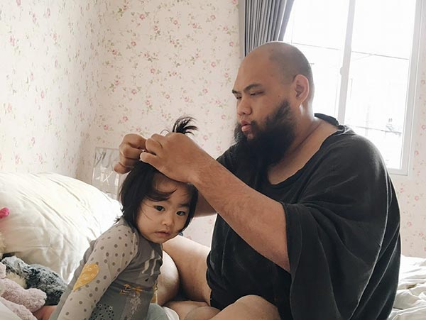 กอล์ฟ ฟักกลิ้ง ฮีโร่ โกนหนวด