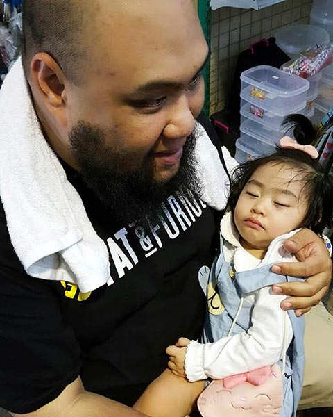 กอล์ฟ ฟักกลิ้ง ฮีโร่ โกนหนวด