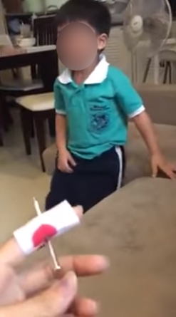 จิตแพทย์ย้ำ อย่าคิดว่าความกลัวของเด็กเป็นเรื่องตลก หลังผุดคลิปแม่แกล้งถูกตะปูตำ 