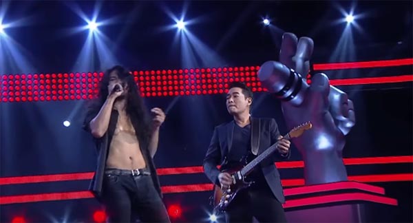 คลิป โค้ชก้อง สหรัถ โชว์โซโล่กีต้าร์บนเวที The Voice 5 เท่กระชากใจ