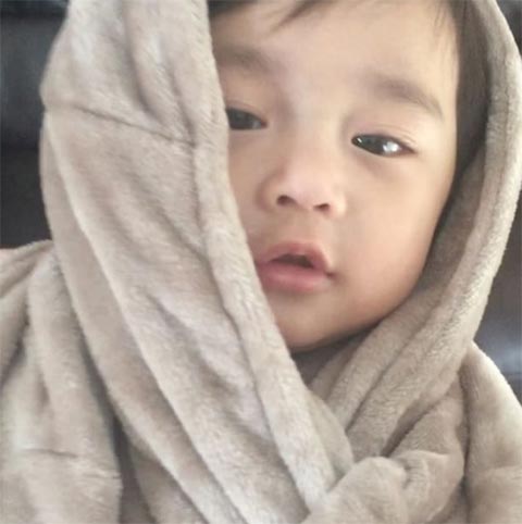 คลิปน่ารัก น้องเลโก้ ฮัมเพลงงึมงัม กล่อมตัวเองนอนหลับ น่าเอ็นดู