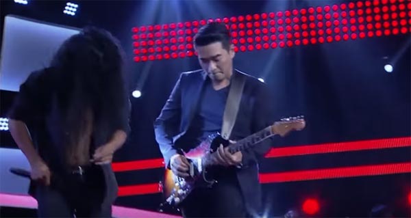คลิป โค้ชก้อง สหรัถ โชว์โซโล่กีต้าร์บนเวที The Voice 5 เท่กระชากใจ