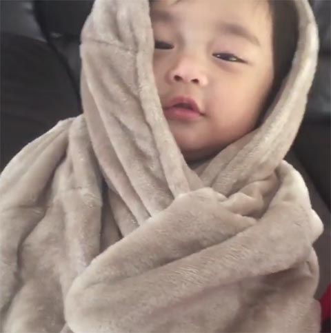 คลิปน่ารัก น้องเลโก้ ฮัมเพลงงึมงัม กล่อมตัวเองนอนหลับ น่าเอ็นดู 