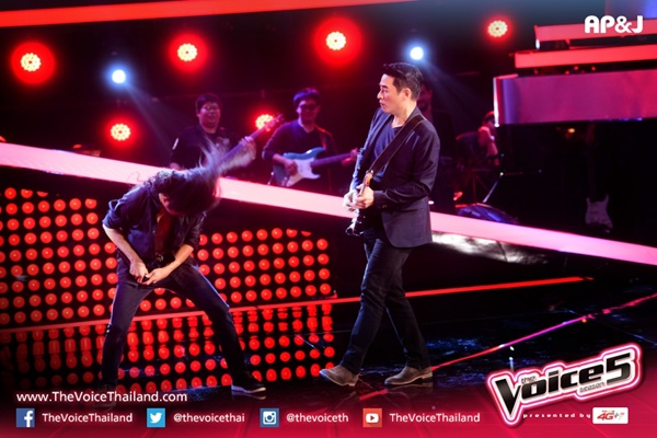 คลิป โค้ชก้อง สหรัถ โชว์โซโล่กีต้าร์บนเวที The Voice 5 เท่กระชากใจ