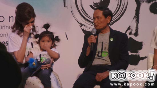 โบว์ แวนด้า อุ้มน้องมะลิ หลั่งน้ำตาจากใจ ในนิทรรศการภาพถ่าย ปอ ทฤษฎี