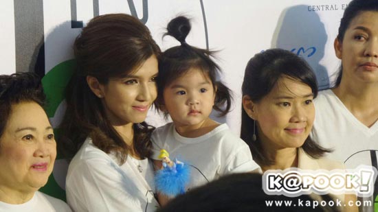 โบว์ แวนด้า อุ้มน้องมะลิ หลั่งน้ำตาจากใจ ในนิทรรศการภาพถ่าย ปอ ทฤษฎี