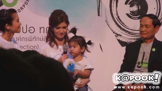 โบว์ แวนด้า อุ้มน้องมะลิ หลั่งน้ำตาจากใจ ในนิทรรศการภาพถ่าย ปอ ทฤษฎี