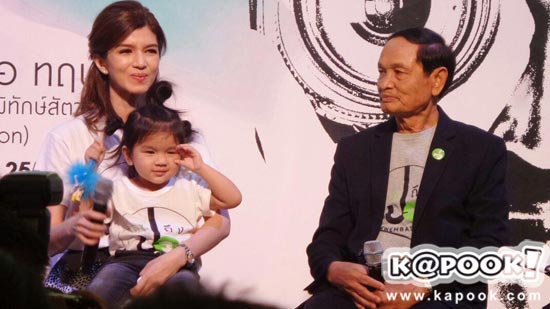 โบว์ แวนด้า อุ้มน้องมะลิ หลั่งน้ำตาจากใจ ในนิทรรศการภาพถ่าย ปอ ทฤษฎี