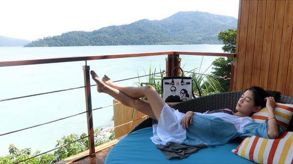 สายป่าน อภิญญา โชว์รอยสักเก๋ ๆ ทั้งตัวในชุดบิกินี่ จับมือ เบ เที่ยวหลีเป๊ะด้วยกัน