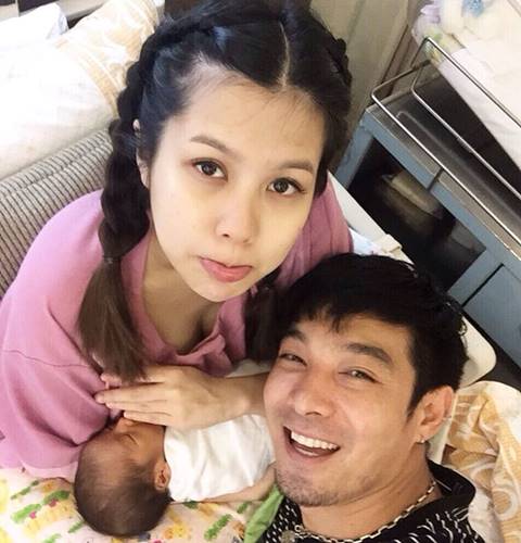 เกิดอะไรขึ้น ? จีน่า ภรรยา โอ๊ต วรวุฒิ โพสต์ภาพดำ..แม่จะเข้มแข็ง