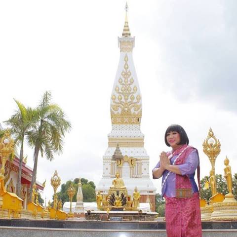 ครูลิลลี่ ใจดีเหมาแผงช่วยจนแม่ค้าน้ำตาไหล ปรากฏว่าถูกรางวัล 60 ใบ !!