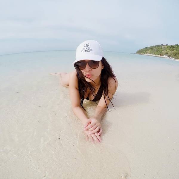 เอมมี่ มรกต เผยหุ่นแซ่บในชุดบิกินี่ เที่ยวทะเลทั้งที ความเซ็กซี่มาเต็ม