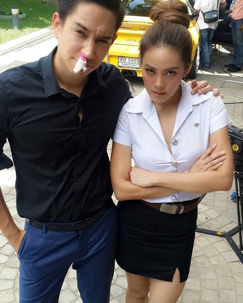 เจนี่ ย้อนวัยใส ๆ ใส่ชุดนักศึกษา แต่กระโปรงสั้น-เสื้อรัดติ้วไปนิดนะเธอ !