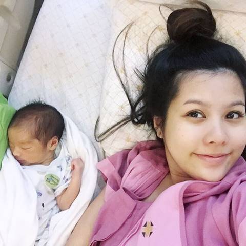 เกิดอะไรขึ้น ? จีน่า ภรรยา โอ๊ต วรวุฒิ โพสต์ภาพดำ..แม่จะเข้มแข็ง