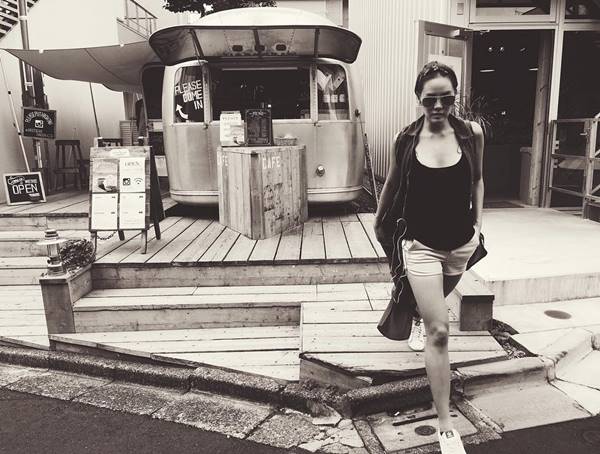 เจนี่ ย้อนวัยใส ๆ ใส่ชุดนักศึกษา แต่กระโปรงสั้น-เสื้อรัดติ้วไปนิดนะเธอ !