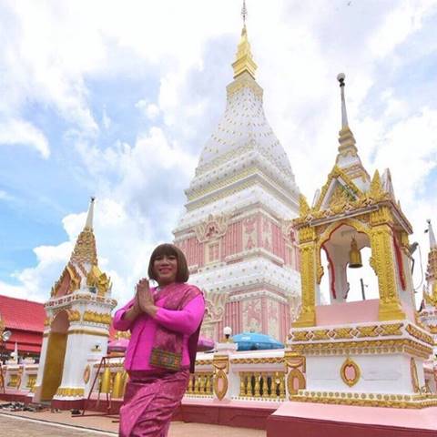 ครูลิลลี่ ใจดีเหมาแผงช่วยจนแม่ค้าน้ำตาไหล ปรากฏว่าถูกรางวัล 60 ใบ !!