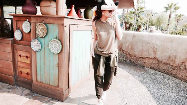 เจนี่ ย้อนวัยใส ๆ ใส่ชุดนักศึกษา แต่กระโปรงสั้น-เสื้อรัดติ้วไปนิดนะเธอ !