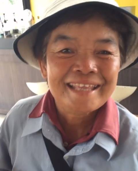 ครูลิลลี่ ใจดีเหมาแผงช่วยจนแม่ค้าน้ำตาไหล ปรากฏว่าถูกรางวัล 60 ใบ !!