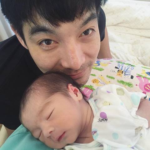 เกิดอะไรขึ้น ? จีน่า ภรรยา โอ๊ต วรวุฒิ โพสต์ภาพดำ..แม่จะเข้มแข็ง