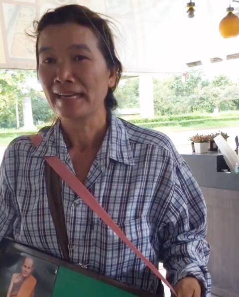 ครูลิลลี่ ใจดีเหมาแผงช่วยจนแม่ค้าน้ำตาไหล ปรากฏว่าถูกรางวัล 60 ใบ !!