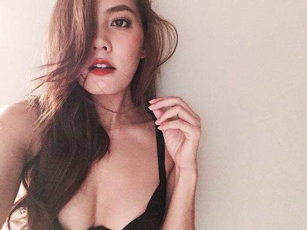 เจนี่ ย้อนวัยใส ๆ ใส่ชุดนักศึกษา แต่กระโปรงสั้น-เสื้อรัดติ้วไปนิดนะเธอ !