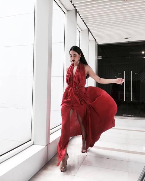 เจนี่ ย้อนวัยใส ๆ ใส่ชุดนักศึกษา แต่กระโปรงสั้น-เสื้อรัดติ้วไปนิดนะเธอ !