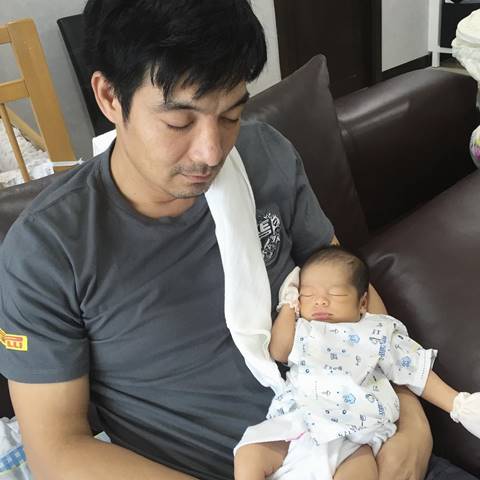 เกิดอะไรขึ้น ? จีน่า ภรรยา โอ๊ต วรวุฒิ โพสต์ภาพดำ..แม่จะเข้มแข็ง