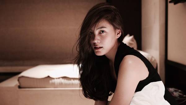 เจนี่ ย้อนวัยใส ๆ ใส่ชุดนักศึกษา แต่กระโปรงสั้น-เสื้อรัดติ้วไปนิดนะเธอ !