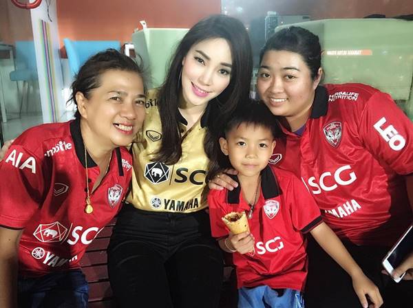 เมย์ พิชญ์นาฏ แชะภาพกับพ่อแม่ เจ ชนาธิป รักนี้ผ่านฉลุย