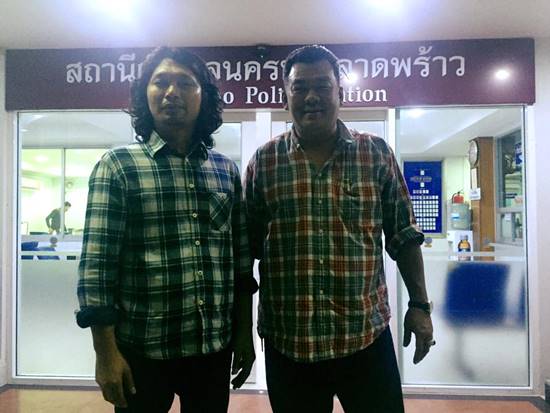 เสก โลโซ ยิ้มแย้ม ขึ้นโรงพักรับทราบข้อหาตื้บลูกน้องอดีตเมีย ทนายยื่น 1.5 แสนประกัน