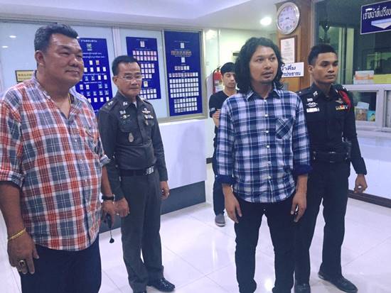 เสก โลโซ ยิ้มแย้ม ขึ้นโรงพักรับทราบข้อหาตื้บลูกน้องอดีตเมีย ทนายยื่น 1.5 แสนประกัน