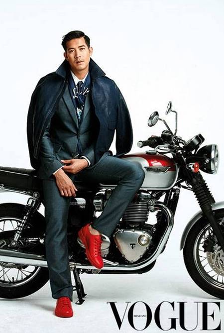 เวียร์ ศุกลวัฒน์ หนุ่มหล่อคนแรกขึ้นปก Vogue Thailand ประกบคู่นางแบบระดับโลก !
