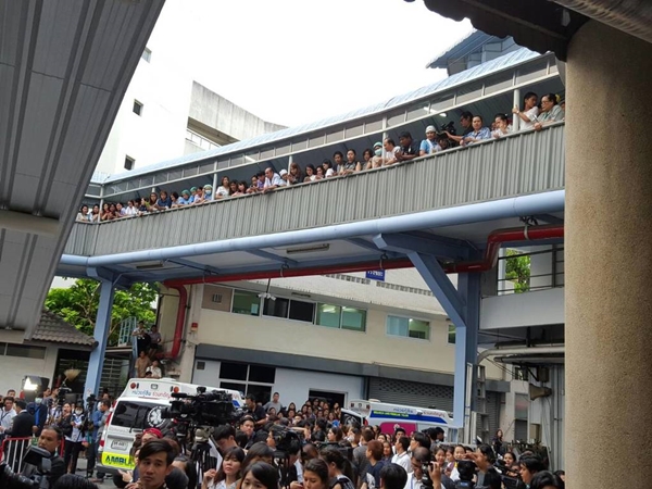 จิ๊ก เนาวรัตน์ แต่งหน้าศพ ปอ ทฤษฎี-เพื่อนดารา แฟนคลับ ร่วมส่งปอกลับบ้าน