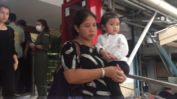 จิ๊ก เนาวรัตน์ แต่งหน้าศพ ปอ ทฤษฎี-เพื่อนดารา แฟนคลับ ร่วมส่งปอกลับบ้าน