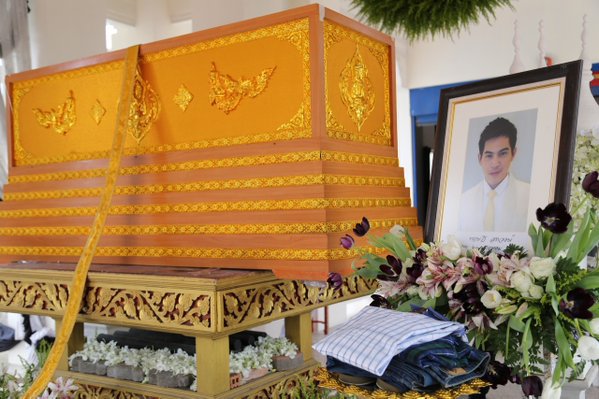 กลุ่มดารา ตอกกลับ ดร.โสภณ ปมดราม่าโลงศพปอ ถามจะให้ใช้อะไรเผา !?